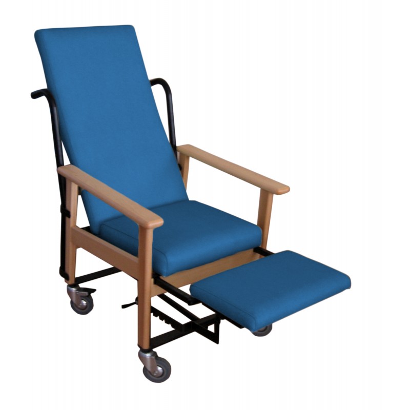 Sillon de traslado con reposapiernas. Estructura de madera